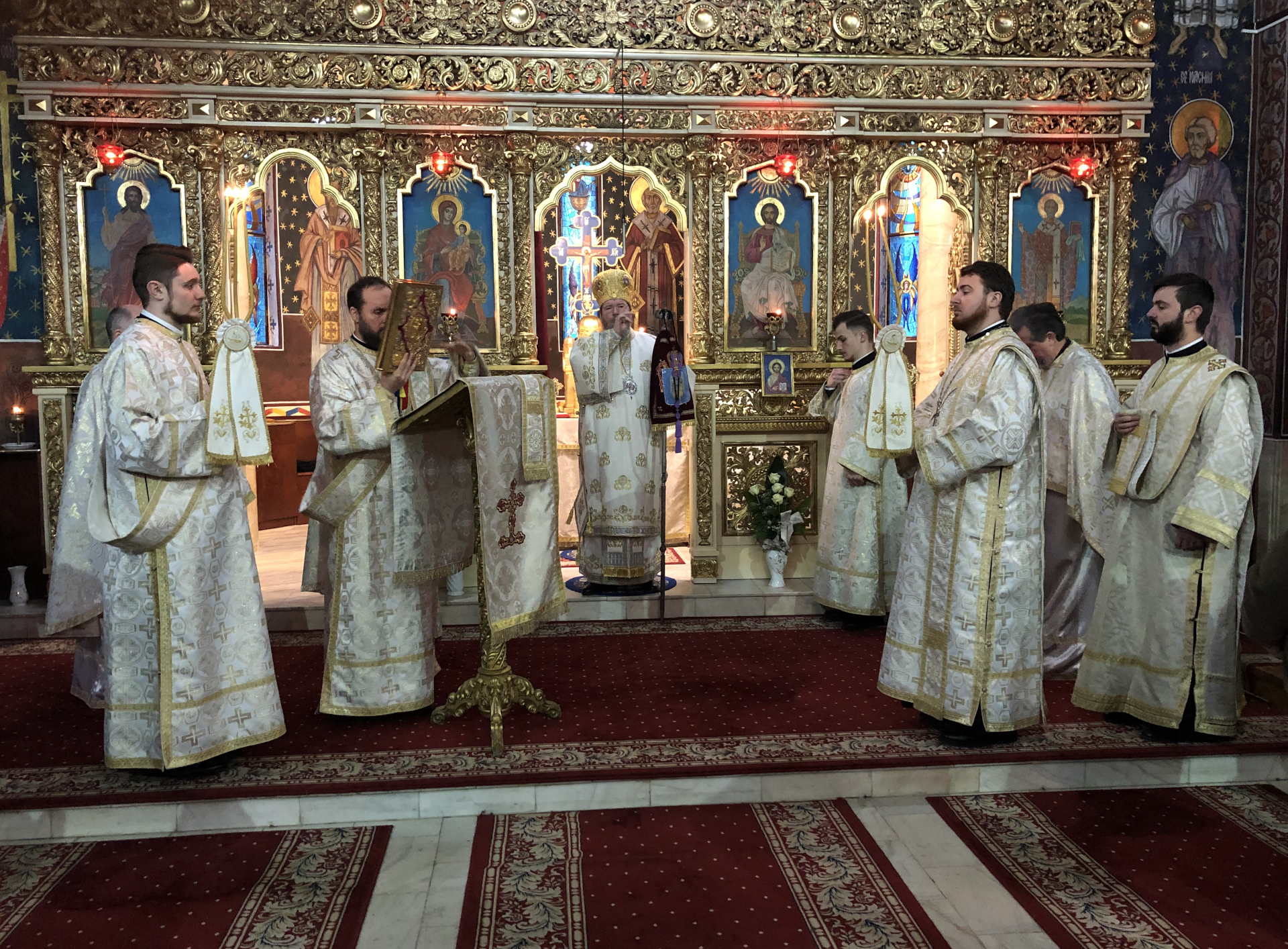 Liturghie Arhierească, Rugăciune și filantropie la Biserica Albastră de la Parohia Oradea-Vii